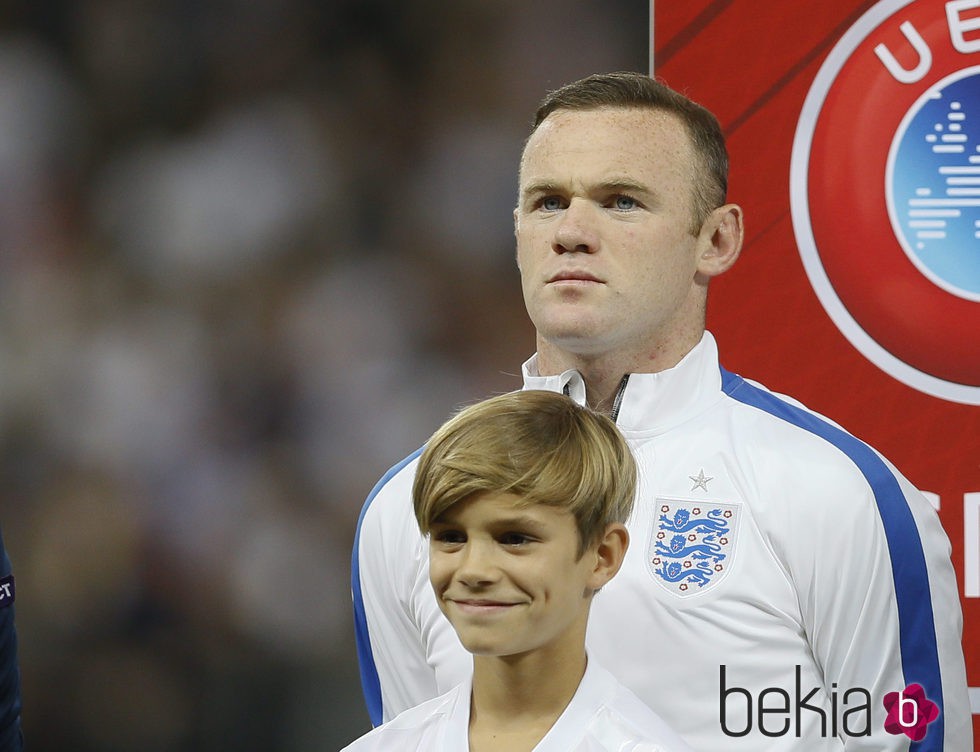 Romeo Beckham con Wayne Rooney en el Wembley Stadium