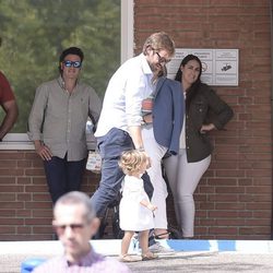 Olivia Varo va al hospital con su padre Rosauro Varo a conocer a su hermanito