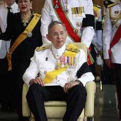 El Rey Bhumibol Adulyadej de Tailandia