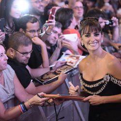 Penélope Cruz atiende a sus fans en el estreno de 'Ma ma'