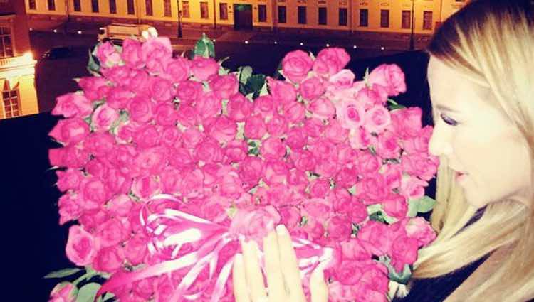 Tamara Gorro recibe un gran ramo de rosas y una petición de matrimonio