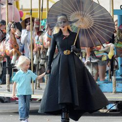 Lady Gaga lleva a un niño de la mano en la grabación de 'American Horror Story: Hotel'