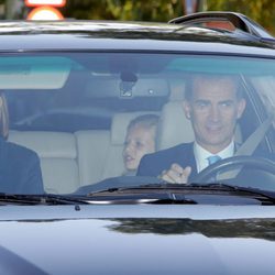 Los Reyes Felipe y Letizia llevando a la Princesa Leonor y la Infanta Sofía al colegio