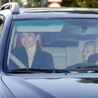 Los Reyes Felipe y Letizia llevando a la Princesa Leonor y la Infanta Sofía al colegio