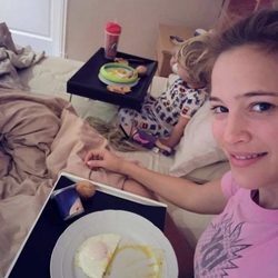 Luisana Lopilato junto a su hija Noah desayunando