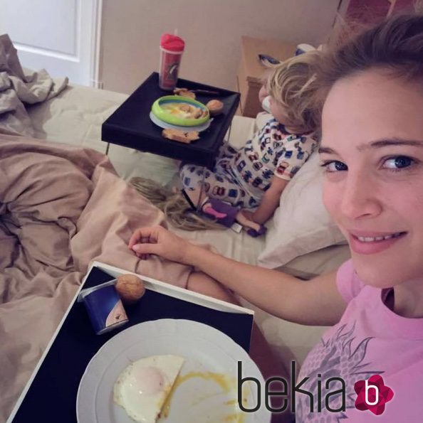 Luisana Lopilato junto a su hija Noah desayunando