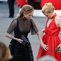 Diane Kruger colocando el vestido a Elizabeth Banks en la clausura de la Mostra 2015