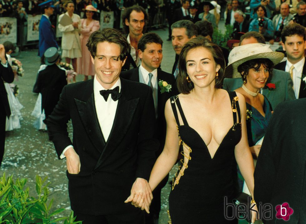 Liz Hurley y Hugh Grant en la alfombra roja en la década de los 90