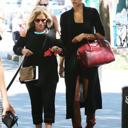 Irina Shayk paseando con su suegra Gloria Cooper por Nueva York