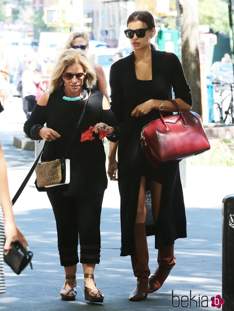Irina Shayk paseando con su suegra Gloria Cooper por Nueva York
