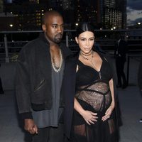 Kim Kardashian y Kanye West en el desfile de Givenchy en la Nueva York Fashion Week primavera/verano 2016