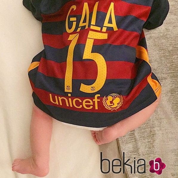 La hija de Marc Bartra y Melissa Jiménez con la camiseta del Barça