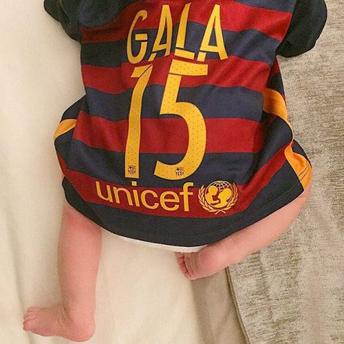La hija de Marc Bartra y Melissa Jiménez con la camiseta del Barça