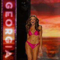 Betty Cantrell desfila con un bikini rosa en Miss América 2016