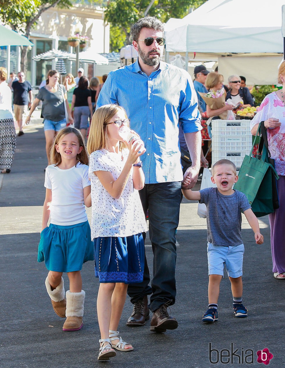 Ben Affleck junto a sus tres hijos pasando un día familiar