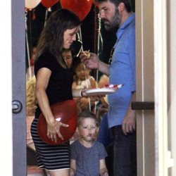 Ben Affleck y Jennifer Garner con su hijo Samuel