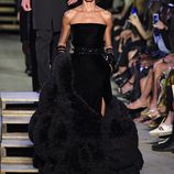 Joan Smalls desfilando para Givenchy en la Nueva York Fashion Week primavera/verano 2016