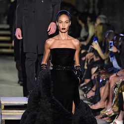 Joan Smalls desfilando para Givenchy en la Nueva York Fashion Week primavera/verano 2016