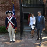Los Reyes Felipe y Letizia visitan la tumba de George Washington en su viaje oficial a Estados Unidos