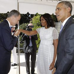 El Rey Felipe saluda a Michelle Obama junto a Barack Obama en su viaje oficial a Estados Unidos