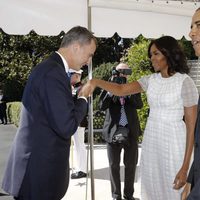 El Rey Felipe saluda a Michelle Obama junto a Barack Obama en su viaje oficial a Estados Unidos