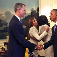 Los Reyes Felipe y Letizia saludan a Barack y Michelle Obama en la Casa Blanca en su viaje oficial a Estados Unidos
