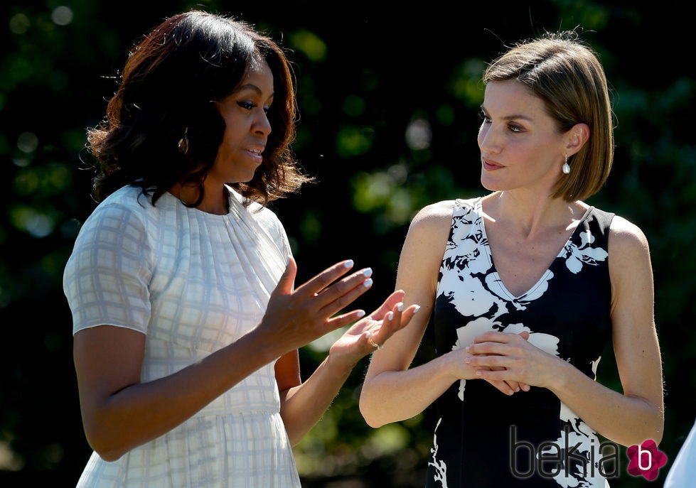 Michelle Obama y la Reina Letizia charlan en los jardines de la Casa Blanca