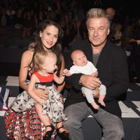 Alec Baldwin e Hilaria Thomas con sus hijos en el front row de la Nueva York Fashion Week primavera/verano 2016