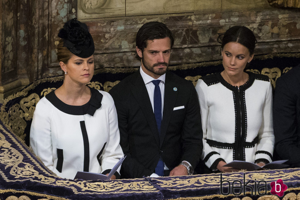 Magdalena de Suecia con los Príncipes Carlos Felipe y Sofia en la apertura del Parlamento