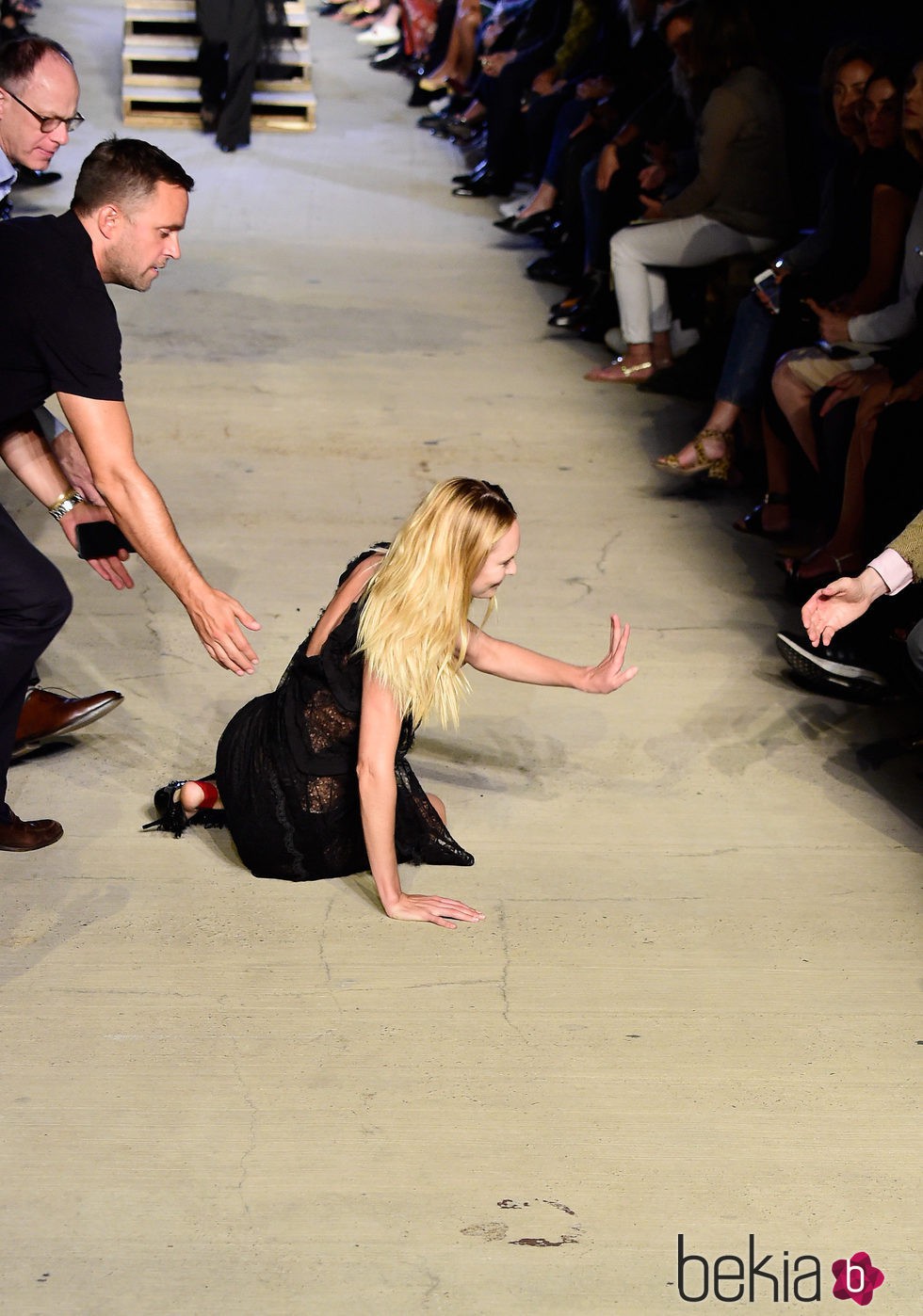 Candice Swanepoel se cae desfilando para Givenchy con la colección primavera/verano 2016 en Nueva York Fashion Week