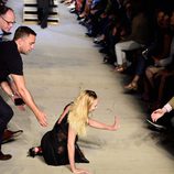 Candice Swanepoel se cae desfilando para Givenchy con la colección primavera/verano 2016 en Nueva York Fashion Week