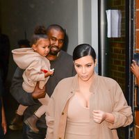Kanye West, North West y Kim Kardashian a la salida del desfile del artista