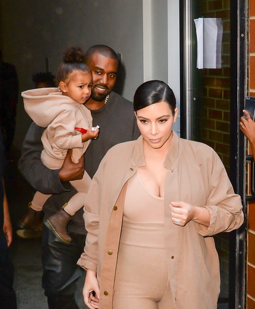 Kanye West, North West y Kim Kardashian a la salida del desfile del artista