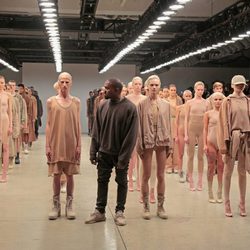 Kanye West junto a su colección una vez finalizado el desfile