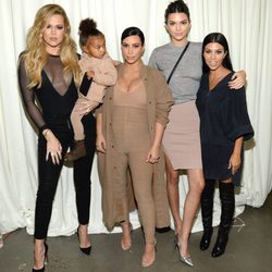 Kim, Khloe, Kourtney Kardashian junto a Kendall Jenner y North West en el desfile de Kanye West