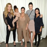 Kim, Khloe, Kourtney Kardashian junto a Kendall Jenner y North West en el desfile de Kanye West