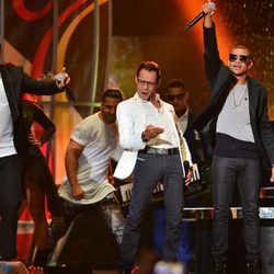 Marc Anthony y Gente de Zona cantando 'La Gozadera'
