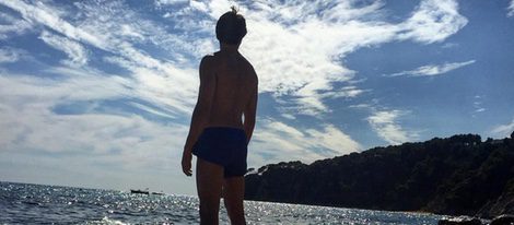 Andrés Velencoso en bañador mirando al mar desde una playa