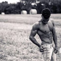 Eric Pedrosa con el torso desnudo en un campo
