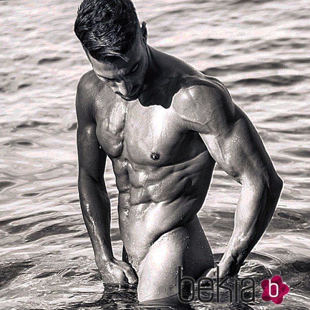 Eric Pedrosa posa desnudo en el agua