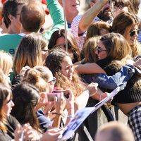 Blanca Suárez abraza a una fan en la presentación de 'Mi gran noche' en el Festival de San Sebastián 2015