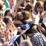 Blanca Suárez abraza a una fan en la presentación de 'Mi gran noche' en el Festival de San Sebastián 2015