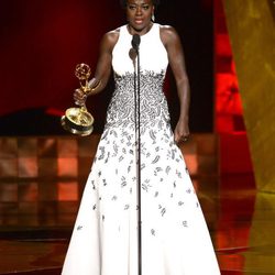 Viola Davis recibe su premio en los Emmy 2015
