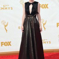 Rachel Brosnahan en la alfombra roja de los premios Emmy 2015