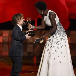Viola Davis entrega a Peter Dinklage su Emmy 2015