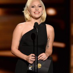Lady Gaga entregando un premio en la gala de los Emmy 2015