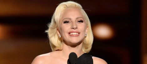 Lady Gaga entregando un premio en la gala de los Emmy 2015