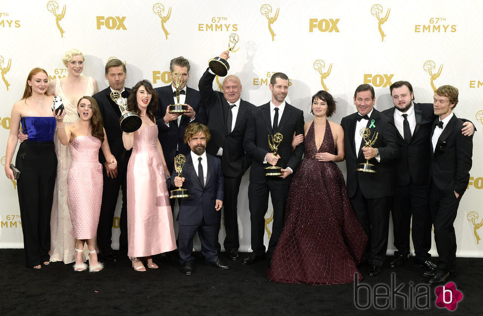 El elenco de 'Juego de Tronos' celebrando su triunfo en los Emmy 2015