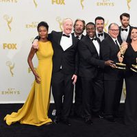 El reparto de 'Veep' celebrando su premio en los Emmy 2015