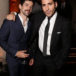 Luis Gerardo Méndez y Miguel Ángel Silvestre en la fiesta Netflix celebrada tras los Emmy 2015